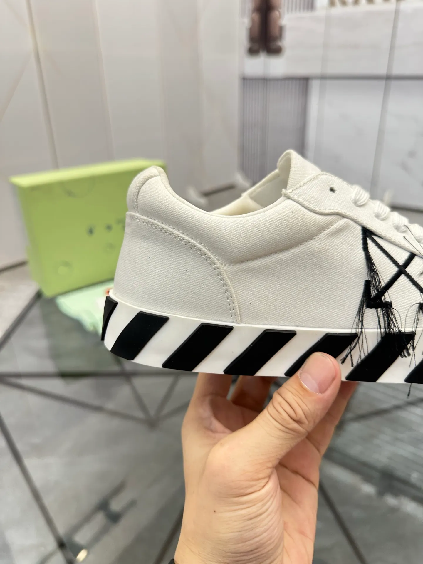 Selling men's shoes 💰: 💰P440¥ Product trademark: OFF WHITE *"OFF WHITE*" low-top casual shoes Regular size: 35-45 (can be customized to 46) Couple style Product materials: original material from the upper counter, breathable lining, original outsole. No.: H203